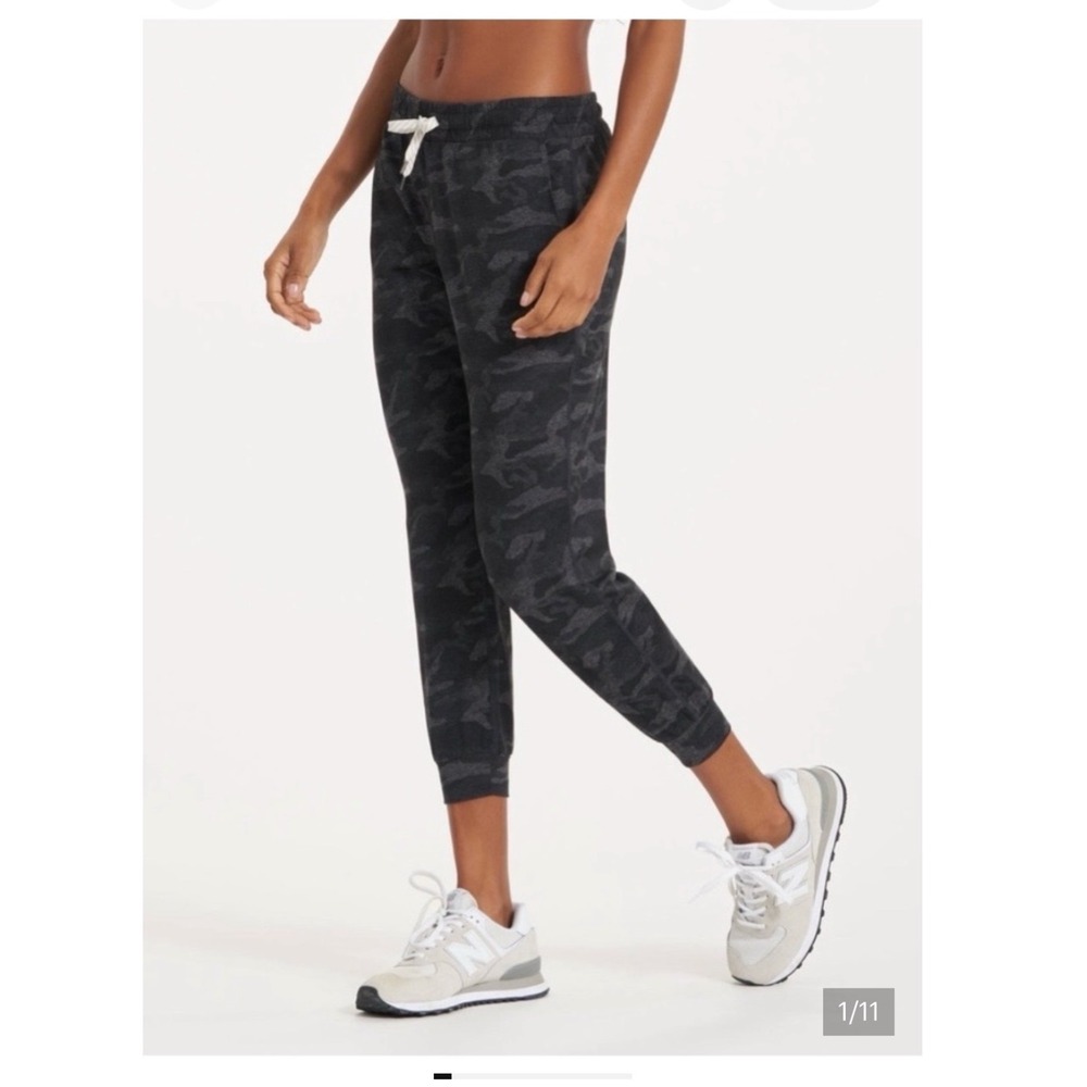 VUORI Gray Camo Performance Joggers XL Dream Knit